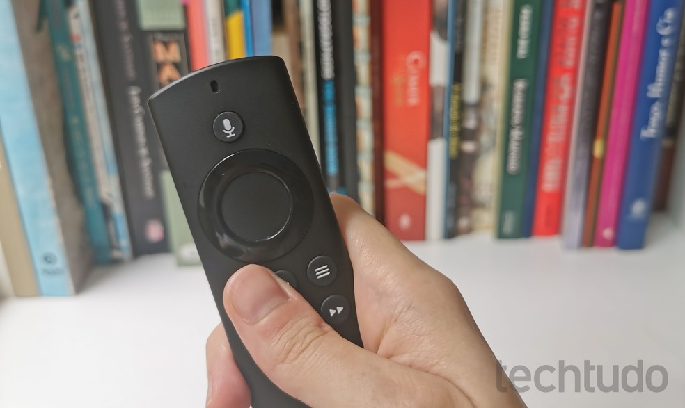 Fire TV Stick Lite traz sistema operacional completo, controle remoto e Alexa integrada — Foto: Beatriz Cardoso/TechTudo