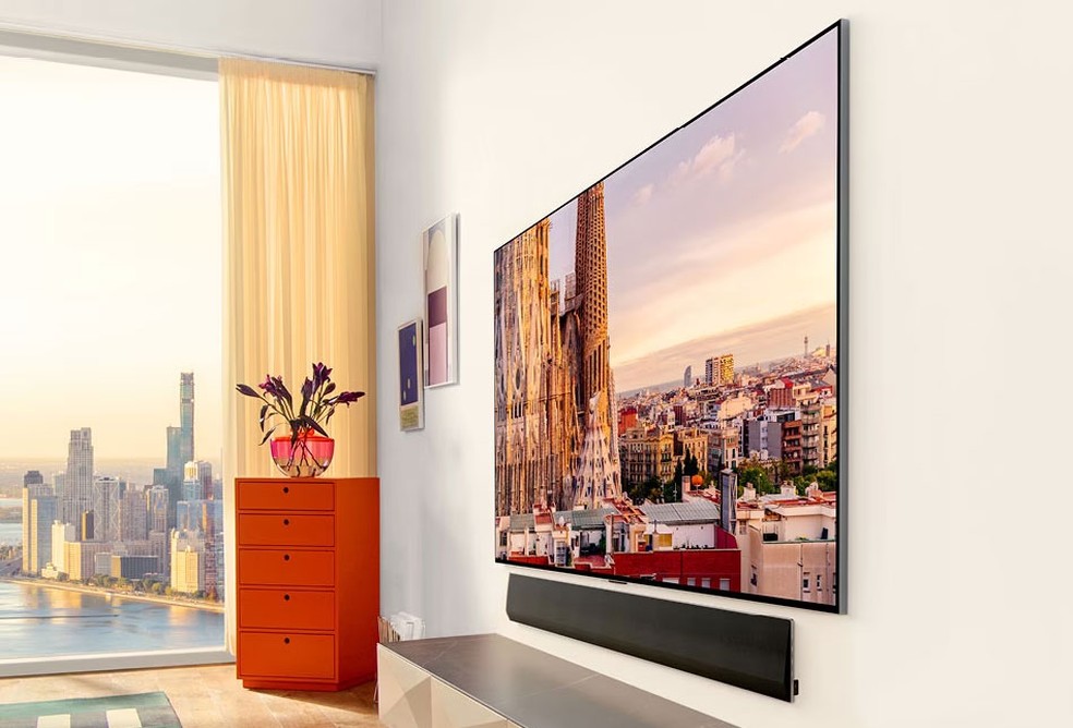 LG OLED G3 instalada na parede de uma sala — Foto: Divulgação/LG