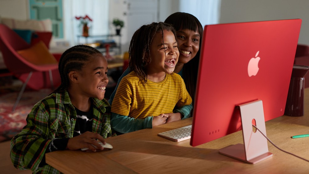 O novo iMac 24" com M3 promete elevar a experiência a um patamar superior — Foto: Reprodução/Apple