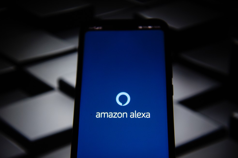 Celular com aplicativo da Amazon Alexa — Foto: Reprodução/Getty Images