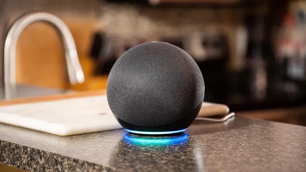 A Alexa pode ser danificada caso seja posicionada perto de ambientes úmidos — Foto: Reprodução/CNET