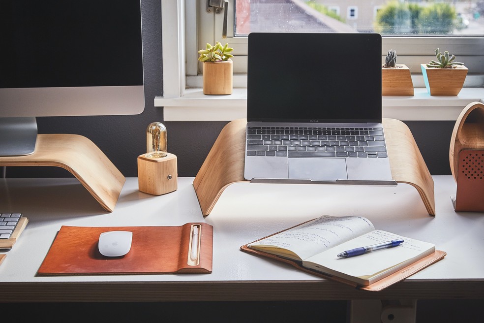 Escritório home office é outro lugar indicado para instalar a sua Alexa  — Foto: Pexels