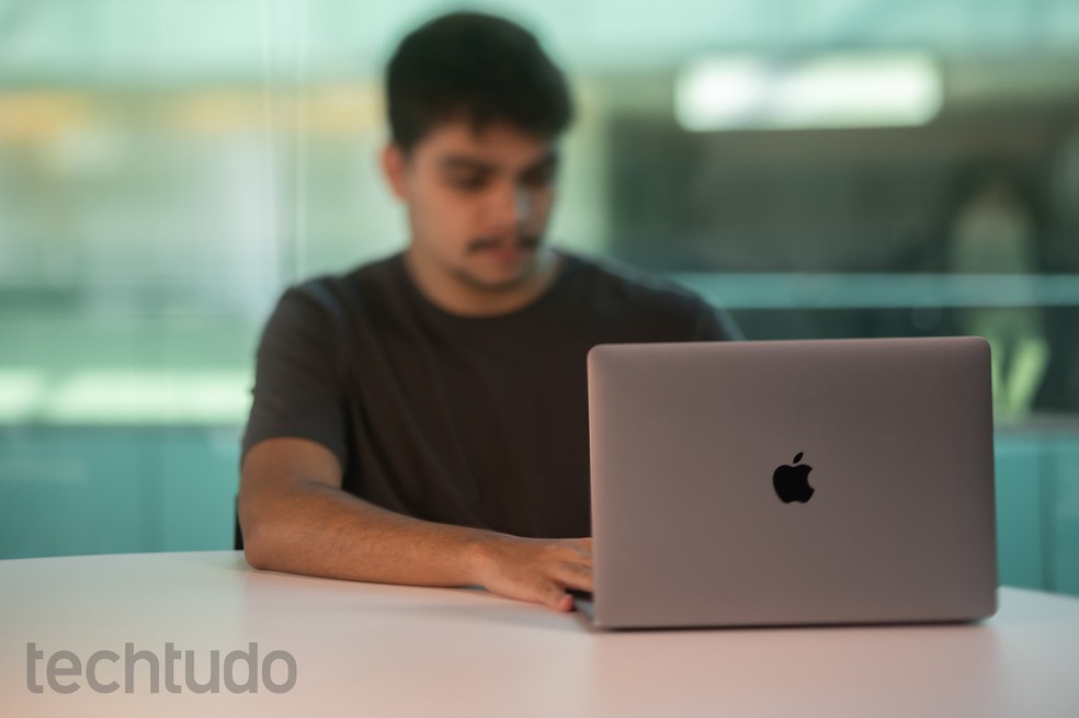 Homem usando MacBook — Foto: Mariana Saguias/TechTudo