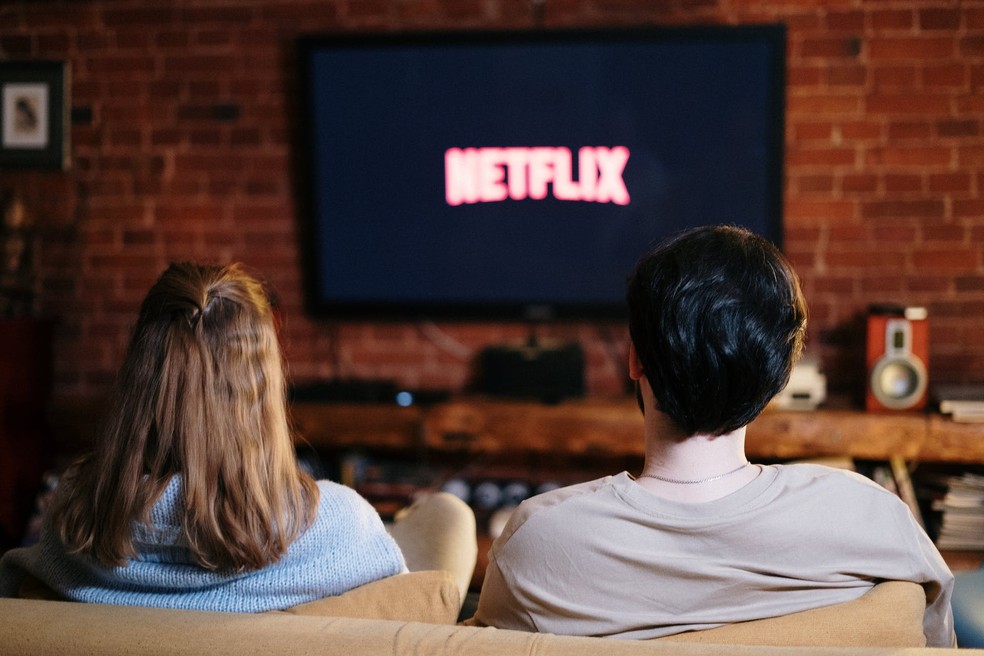 Casal assiste a smart TV reproduzindo Netflix — Foto: Pexels (cottonbro studio)