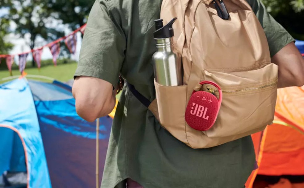 Gancho do JBL Clip 4 permite prendê-lo em bolsas, cintos e mochilas — Foto: Divulgação/JBL