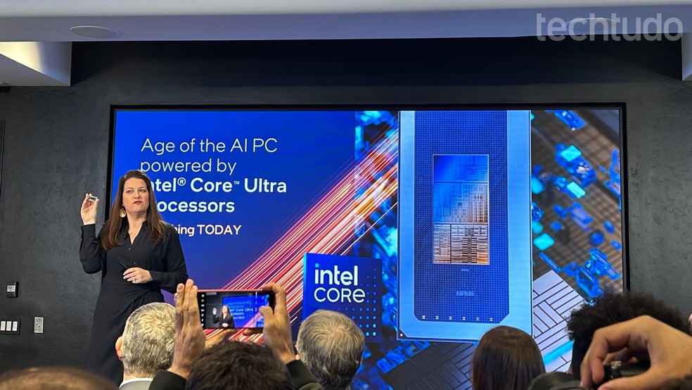 Processador Intel Core Ultra nas mãos da Vice-Presidente Executiva, Michelle J. Holthaus. — Foto: Brigida Nogueira/TechTudo
