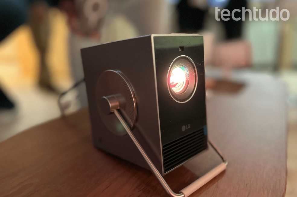 LG Cine Beam é projetor portátil 4K de até 120" rival do Freestyle; conheça — Foto: Tainah Tavares/TechTudo