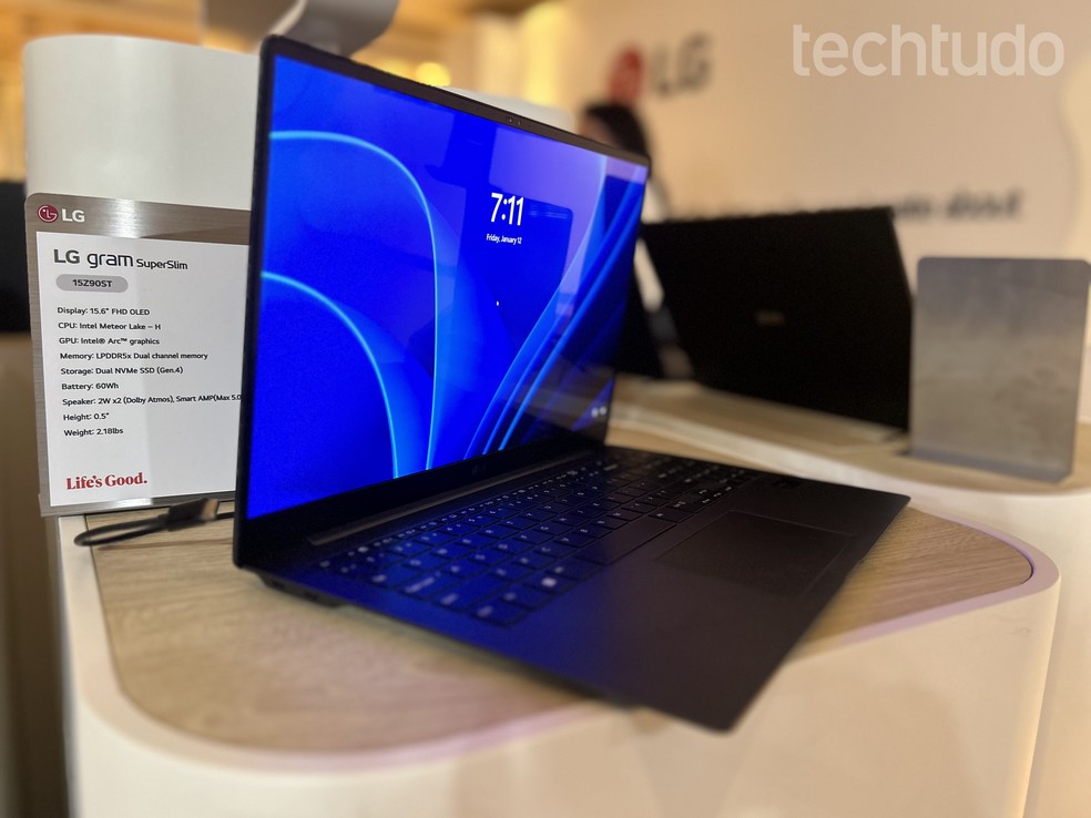 LG Gram Pro 2 em 1, notebook mais leve do mundo, exposto na CES 2023 — Foto: Tainah Tavares/TechTudo