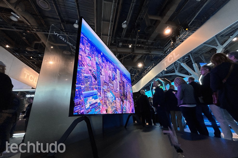 TCL revela maior TV QD-Mini LED do mundo, com 115 polegadas — Foto: Tainah Tavares/TechTudo