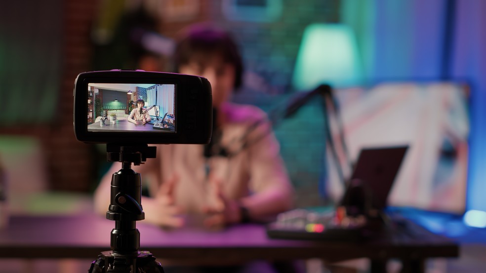 Webcam é usada para atividades como videoconferências. Confira modelos da Redragon — Foto: Reprodução/DCStudio (Freepik)