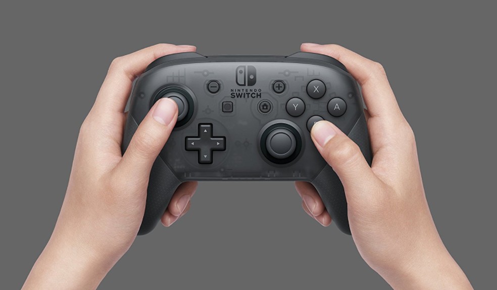Controle Japon Black possui design ergonômico — Foto: Divulgação/Nintendo